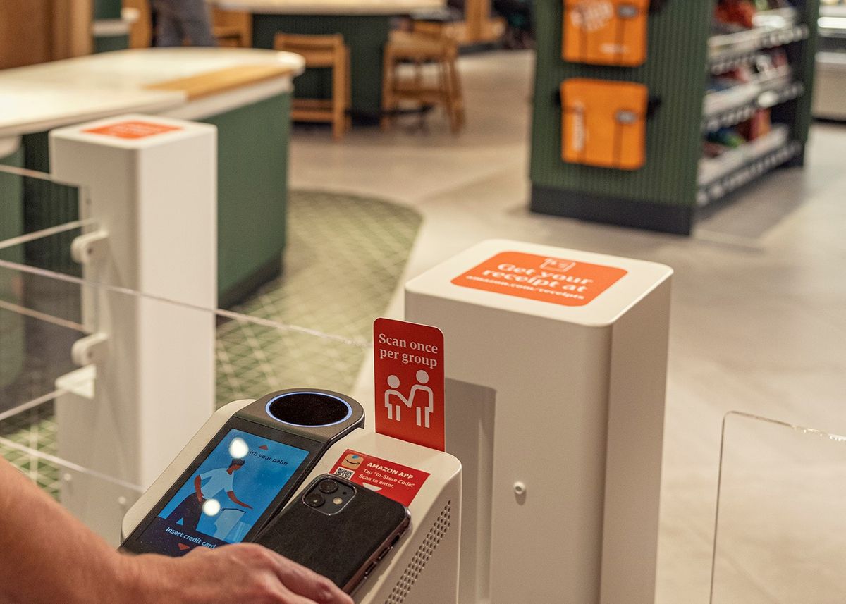 scan d'un code Amazon pour rentrer dans une boutique Starbucks équipé de la technologie Amazon Go