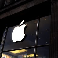 La devanture d'un magasin Apple avec le logo de l'entreprise.
