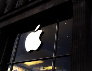 La devanture d'un magasin Apple avec le logo de l'entreprise.