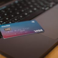 Une carte de crédit Visa posée sur un ordinateur