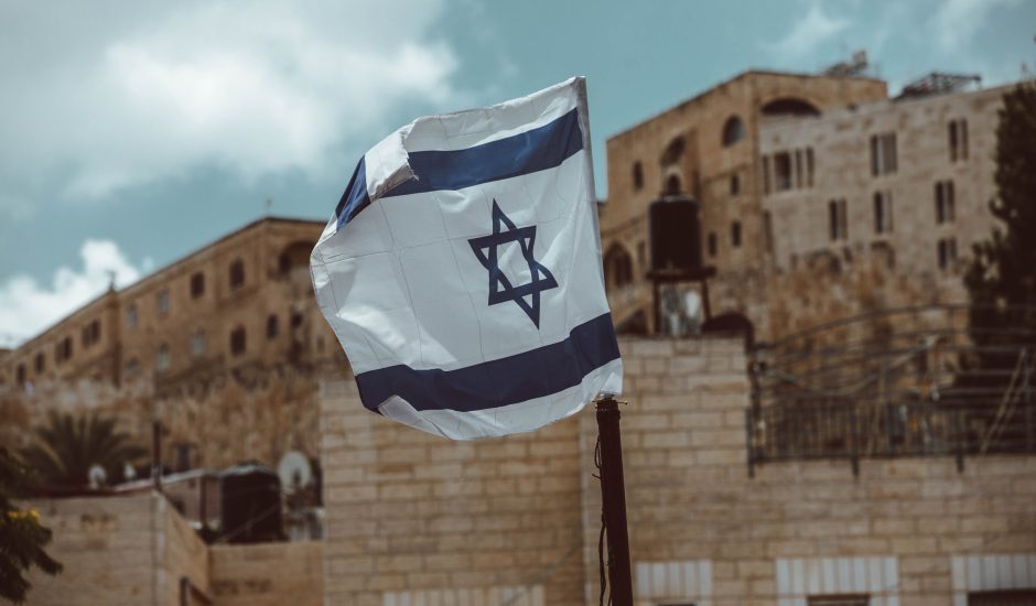 Un drapeau d’Israël flottant dans le vent