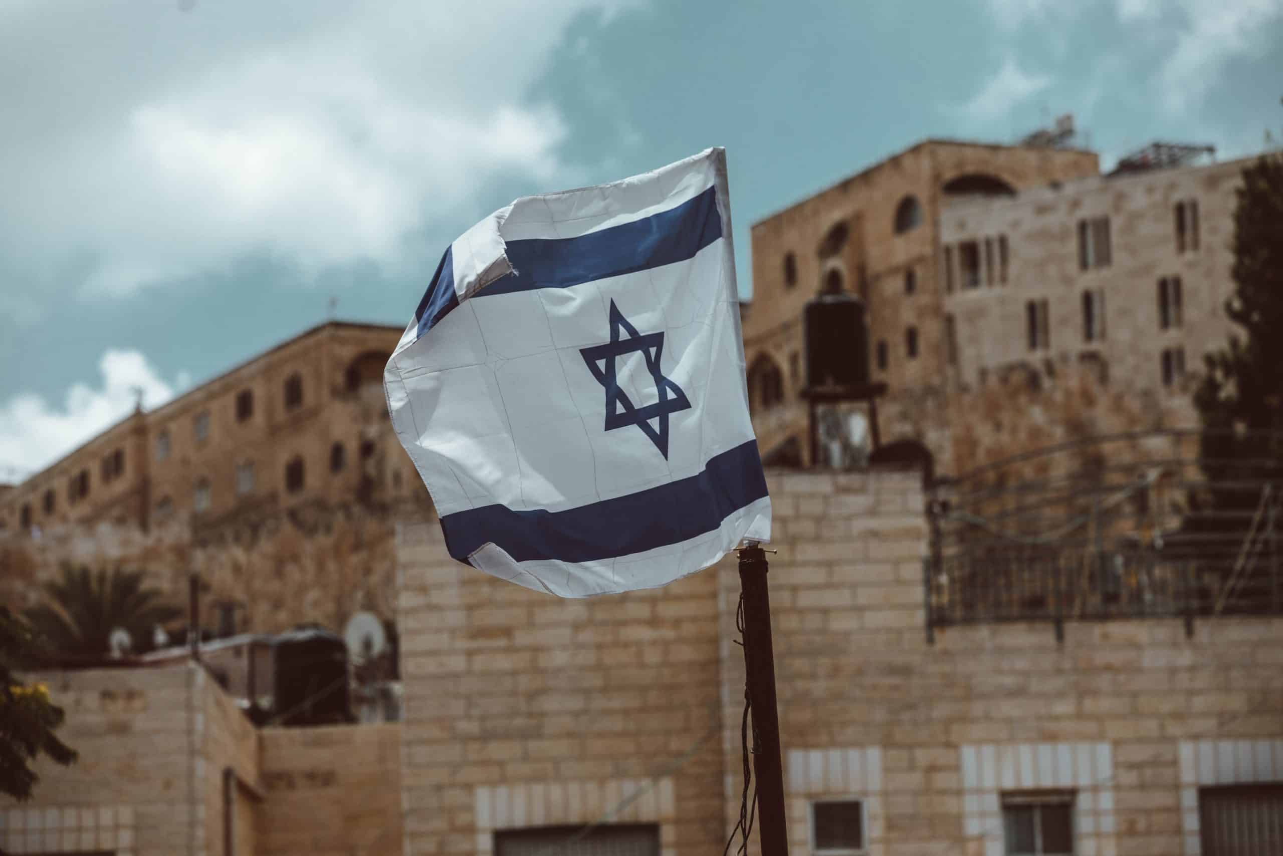 Un drapeau d’Israël flottant dans le vent
