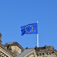 Le drapeau européen flottant sur un bâtiment