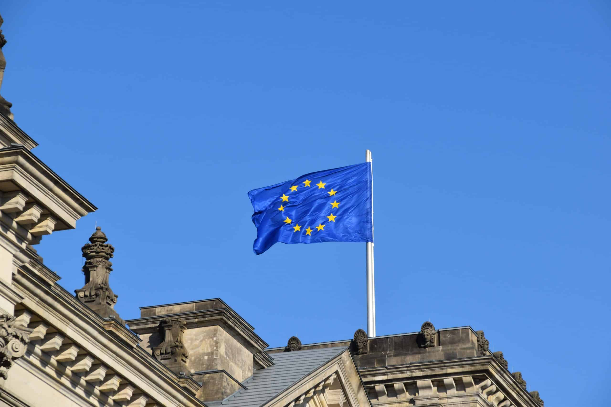 Le drapeau européen flottant sur un bâtiment