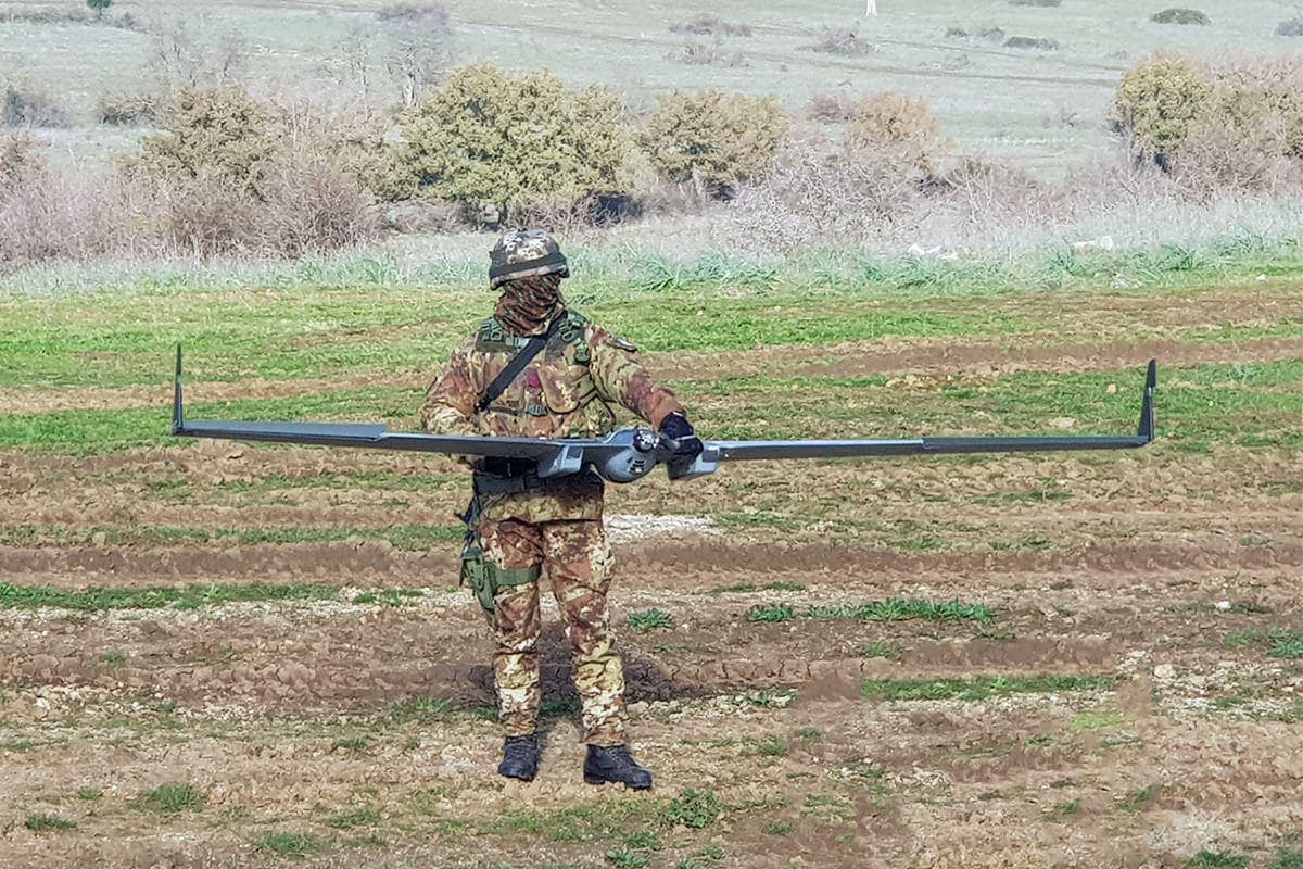Un militaire avec un drone.