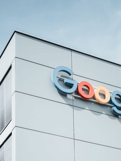 Logo Google sur le fronton d'un bâtiment