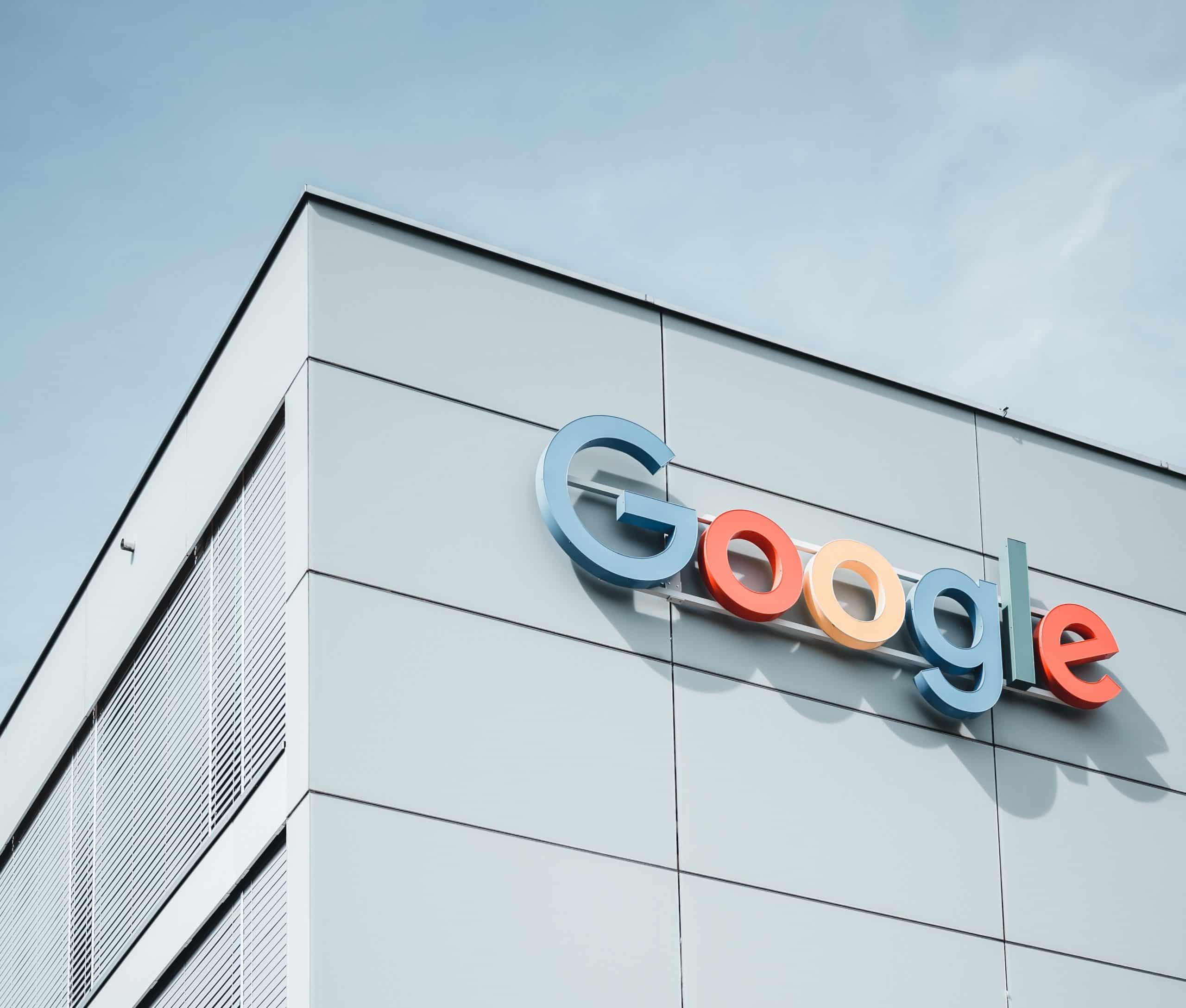 Logo Google sur le fronton d'un bâtiment
