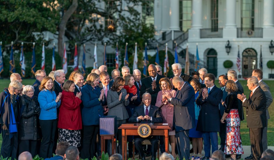 Joe Biden entouré de ses ministres signant le décret