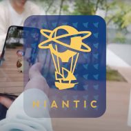Le logo de Niantic apparaît devant un homme tenant un portable.