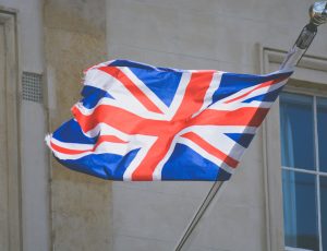 drapeau britannique sur le fronton d'un bâtiment