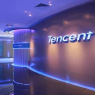 Image de bureaux Tencent avec le nom de la marque sur un mur.