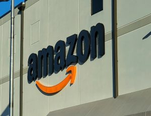 Logo Amazon sur la façade d'un entrepôt au New Jersey