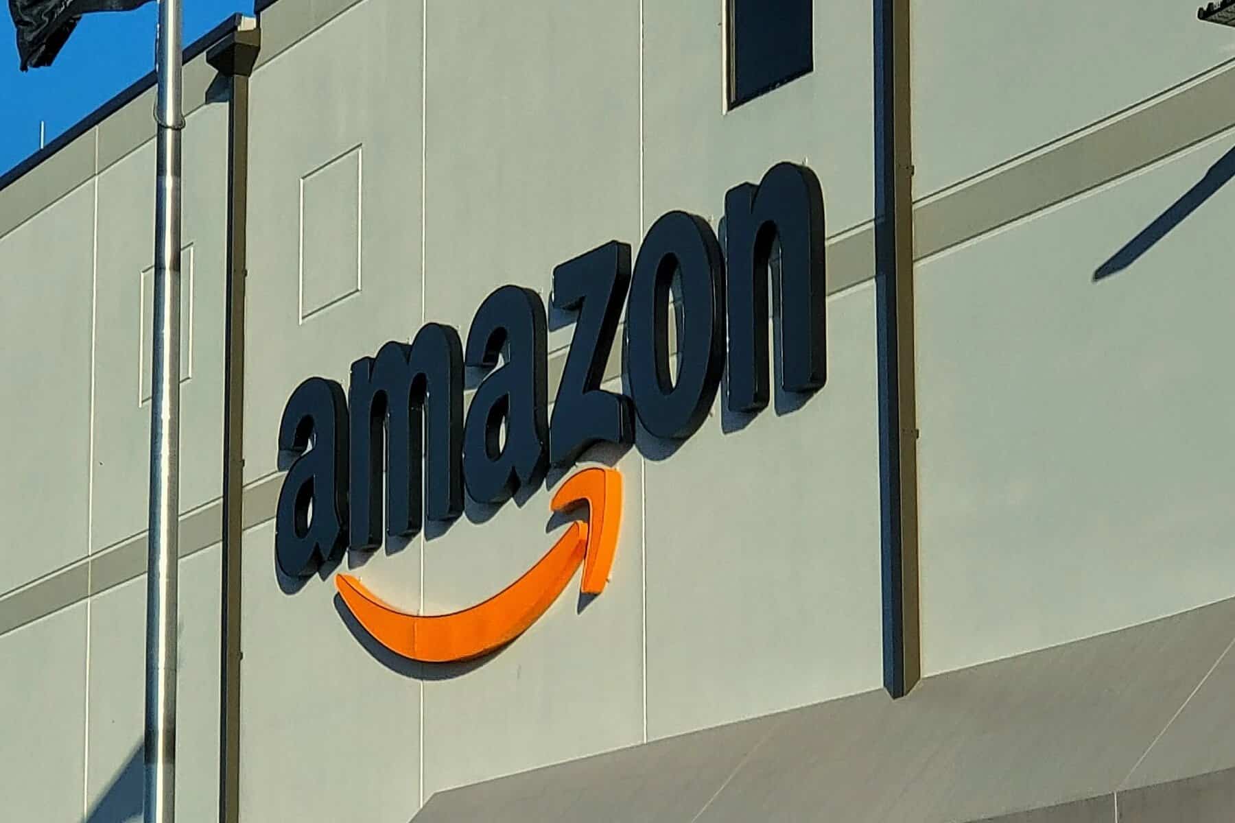 Logo Amazon sur la façade d'un entrepôt au New Jersey