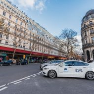 Un véhicule autonome de la flotte autonome de Mobileye traverse les Galeries Lafayette à Paris, en France.