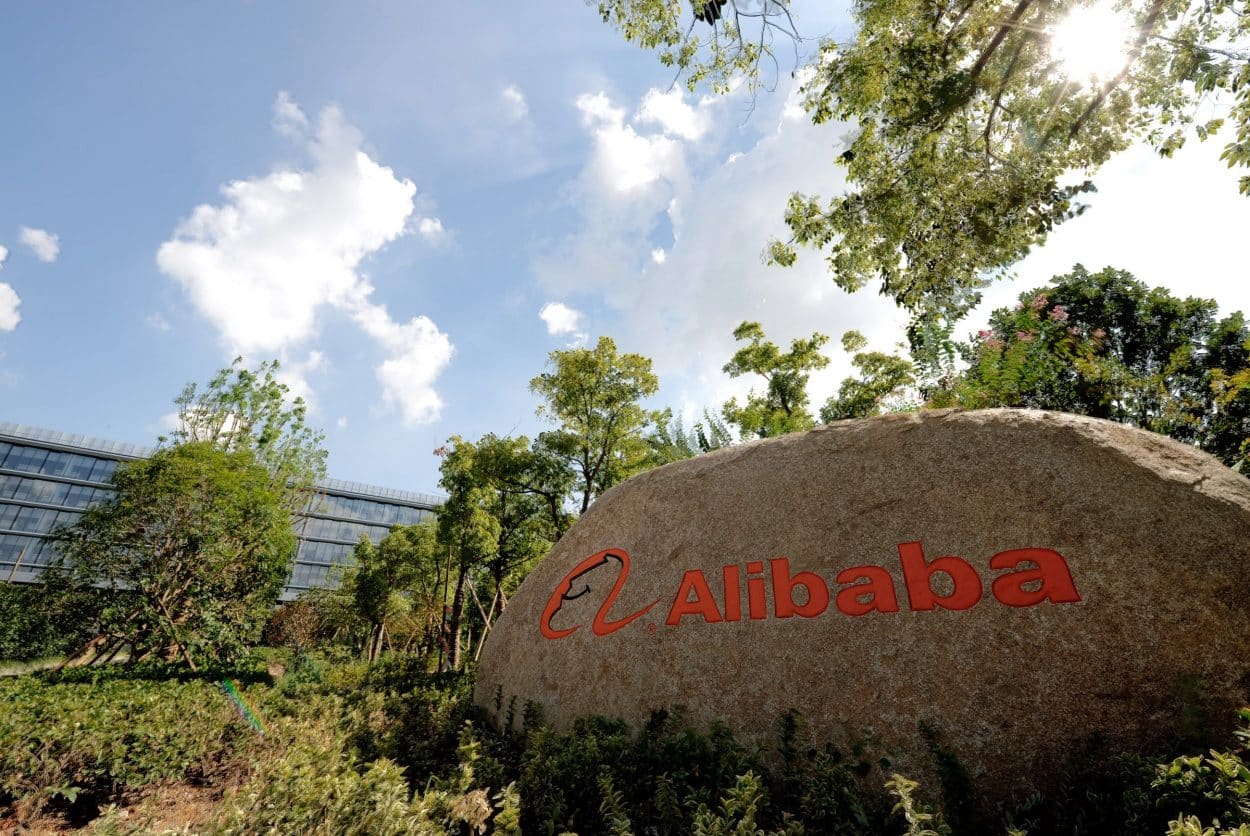 Le logo d’Alibaba sur un rocher