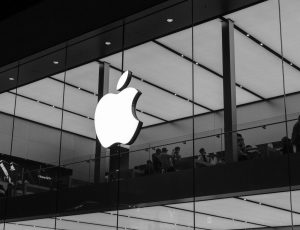 Le logo d'Apple sur la devanture d'un bâtiment.
