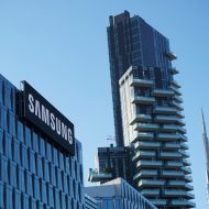 Façade d’un bâtiment à Milan avec le logo de Samsung