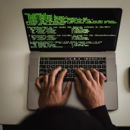 Une personne tapant du code sur un ordinateur