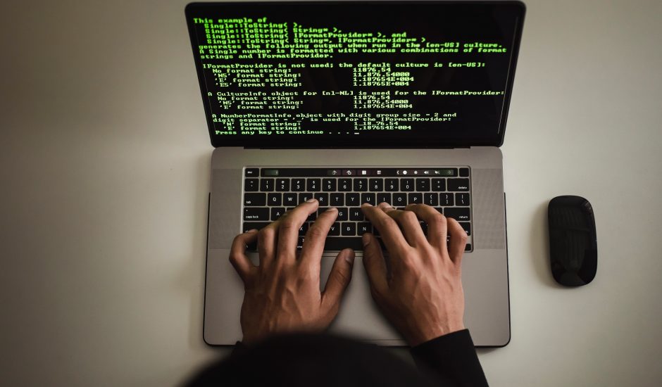 Une personne tapant du code sur un ordinateur