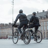 Aperçu de deux policiers à Paris.