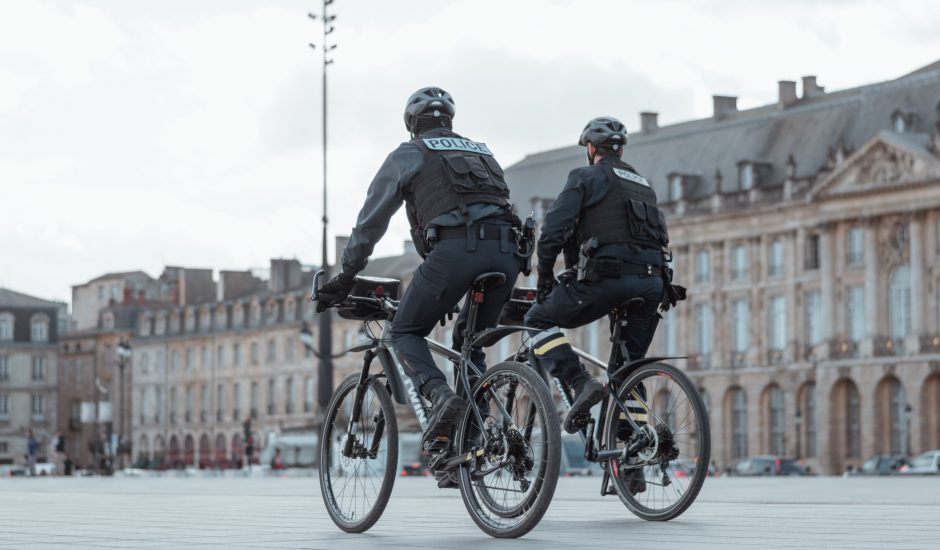 Aperçu de deux policiers à Paris.