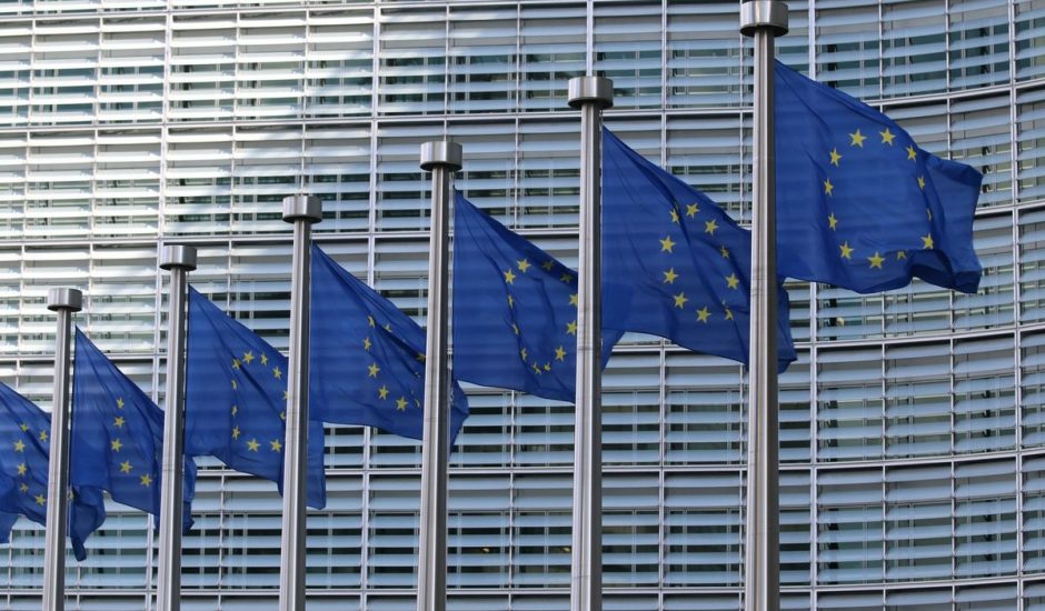 7 drapeaux de l'Union Européenne flottant devant le bâtiment de la Commission Européenne à Bruxelles.