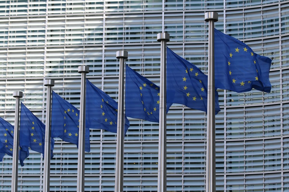 7 drapeaux de l'Union Européenne flottant devant le bâtiment de la Commission Européenne à Bruxelles.