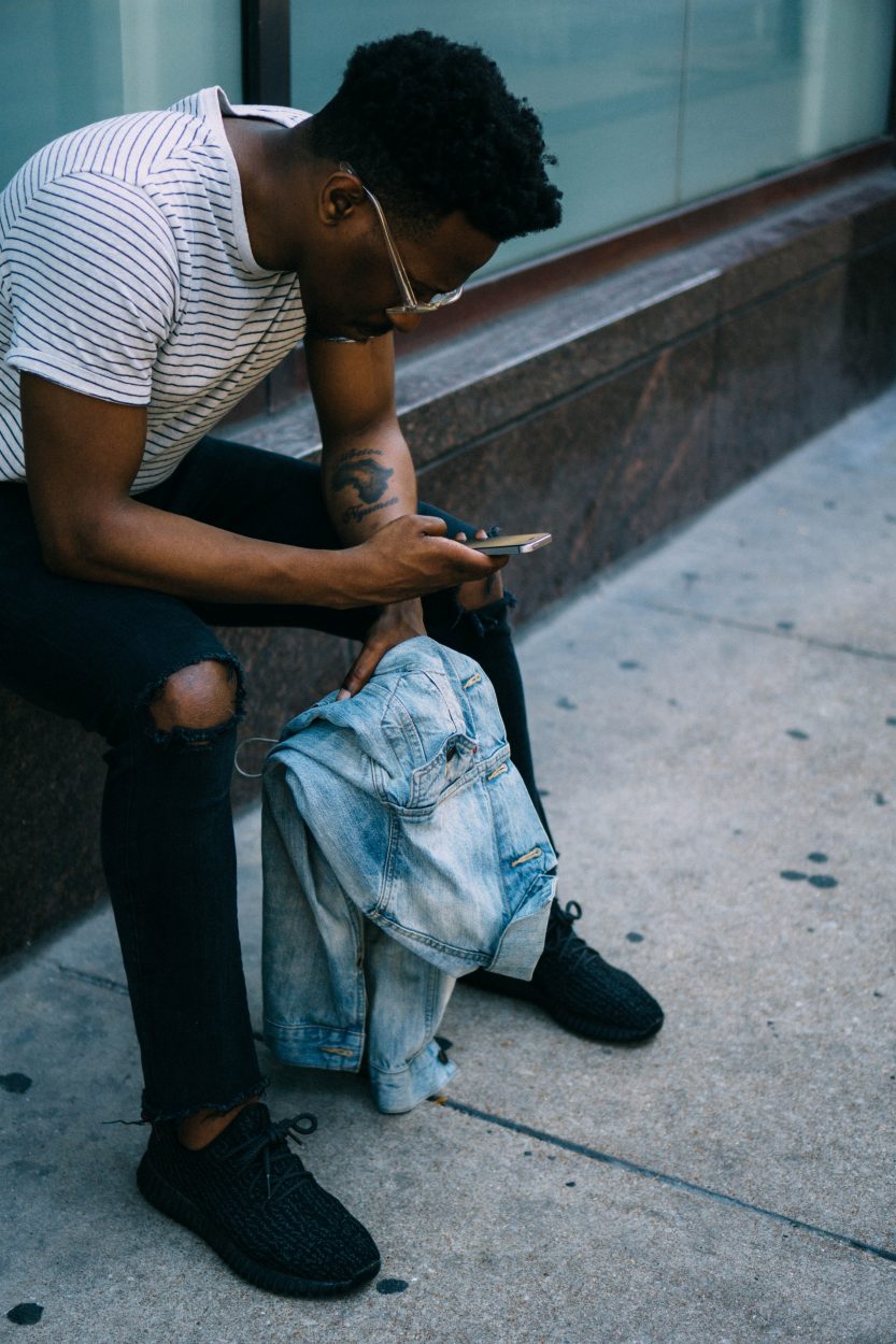 Un jeune homme sur son téléphone portable.