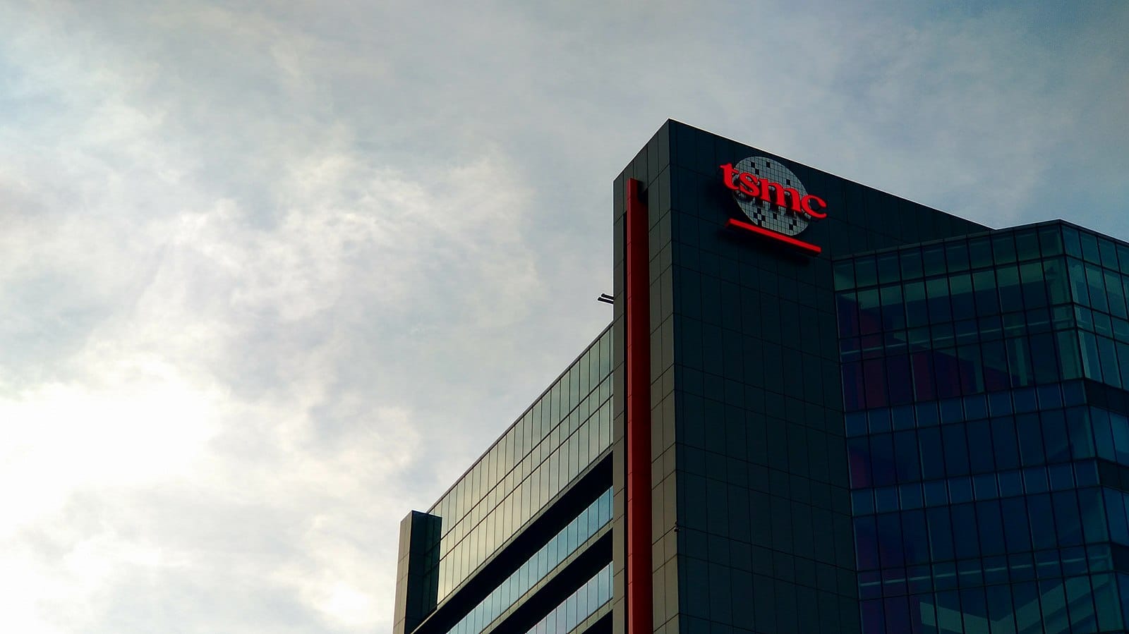 Un bâtiment avec le logo de TSMC.