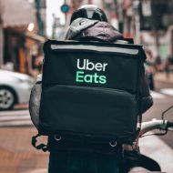 un livreur uber eats à vélo dans la rue