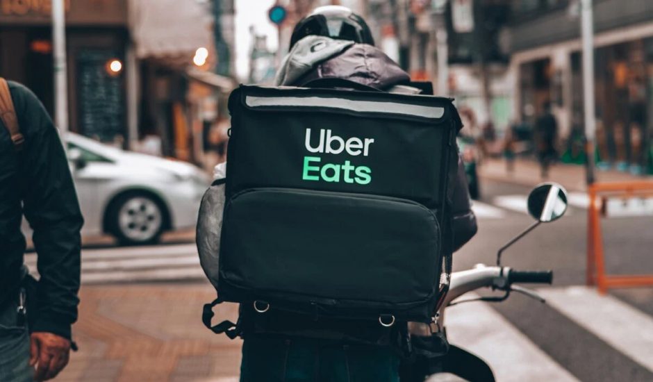 un livreur uber eats à vélo dans la rue