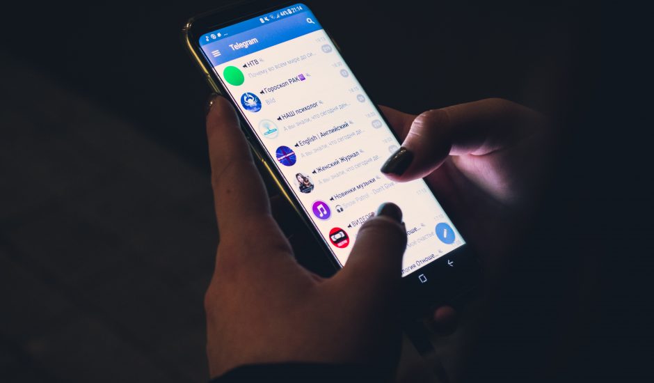 Une personne avec son smartphone utilise Telegram