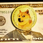 Une pièce Dogecoin sur un billet de cinquante dollars.