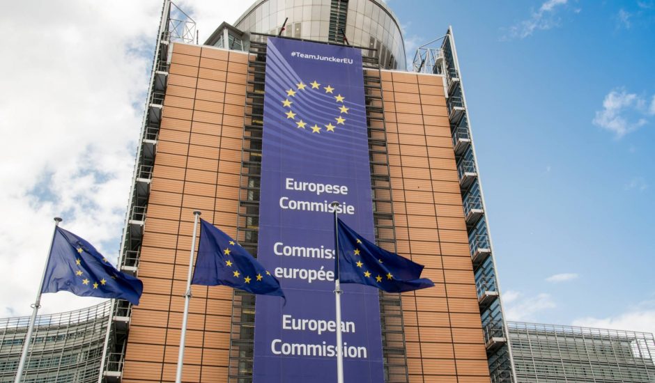 Bâtiment de la Commission européenne avec drapeau de l'Union européenne
