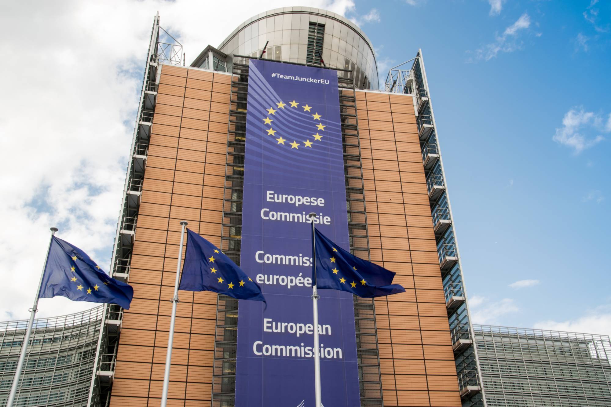 Bâtiment de la Commission européenne avec drapeau de l'Union européenne