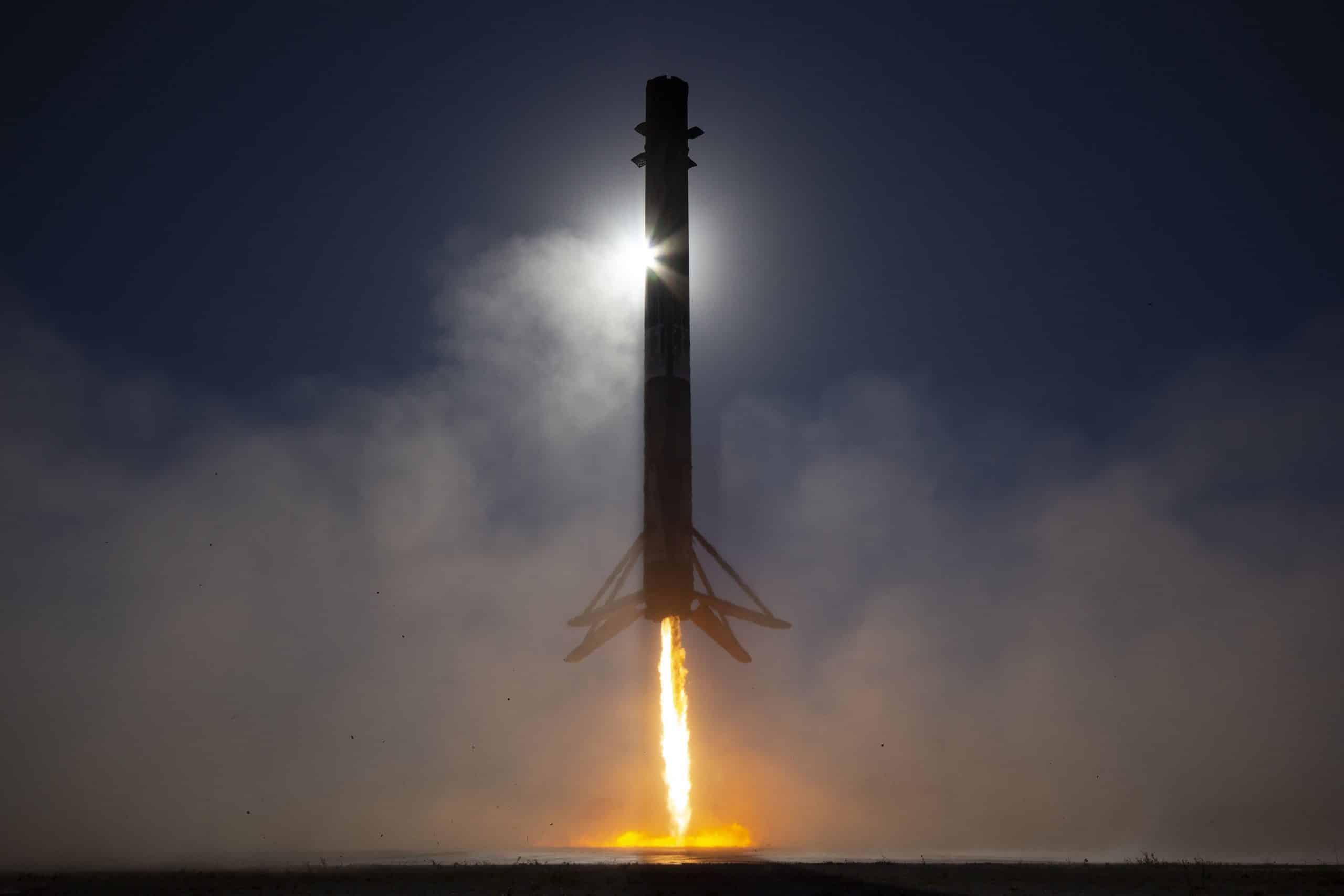 Un lanceur Falcon 9 en train d'atterrir une fois sa mission accomplie.