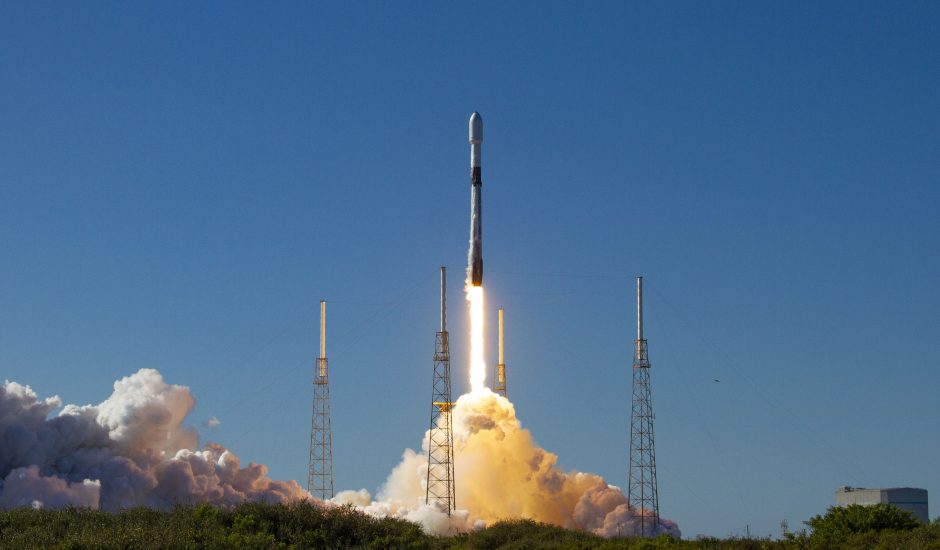 Une fusée Falcon 9 en plein lancement.