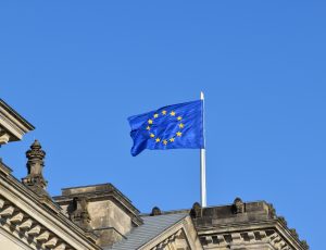 Un drapeau européen flotte au-dessus d'un monument.