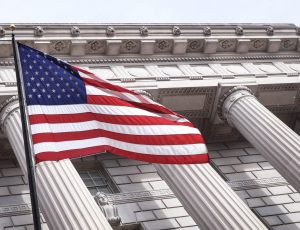 Un drapeau américain flotte devant un palais de justice.