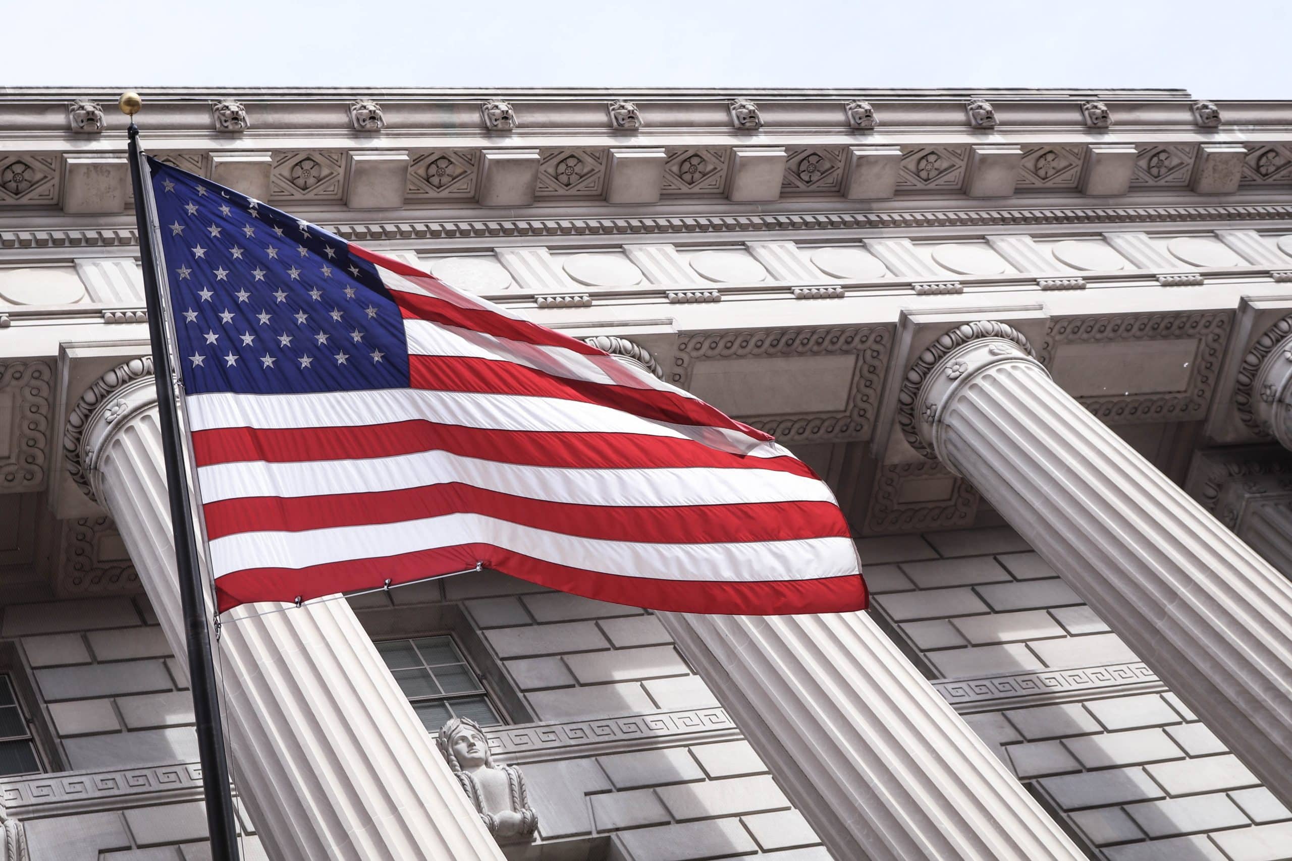 Un drapeau américain flotte devant un palais de justice.