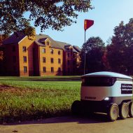Un robot livreur sur un campus américain.