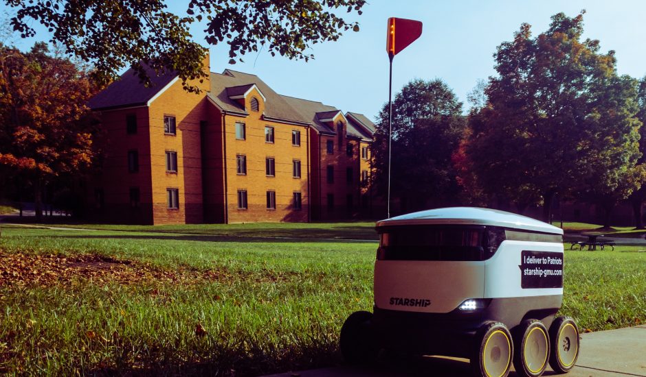 Un robot livreur sur un campus américain.