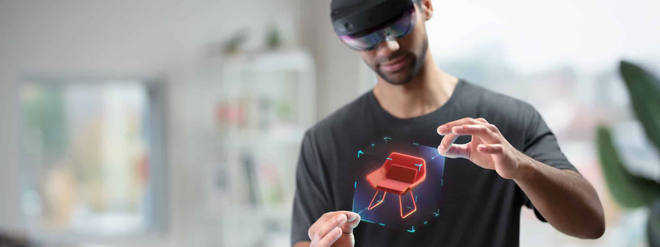 Un homme utilise le casque HoloLens 2.