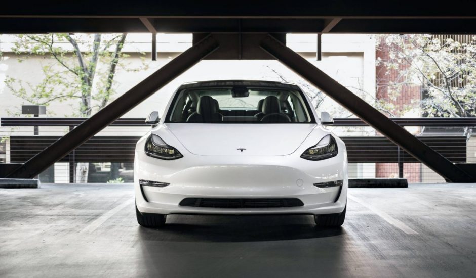Une voiture Tesla blanche dans un parking