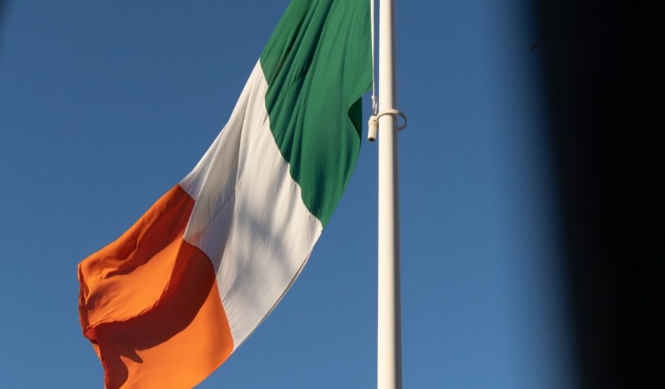 un drapeau irlandais flottant au vent