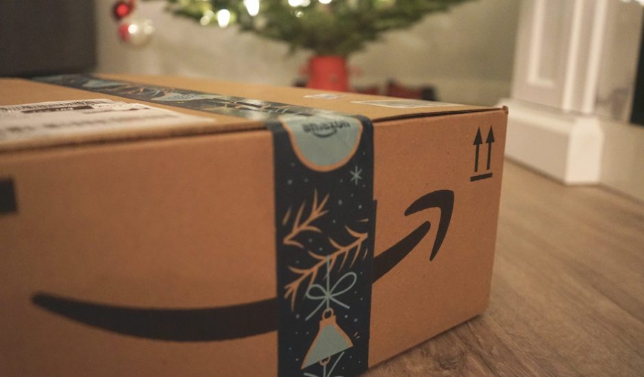 Un carton Amazon sous un sapin de Noël.