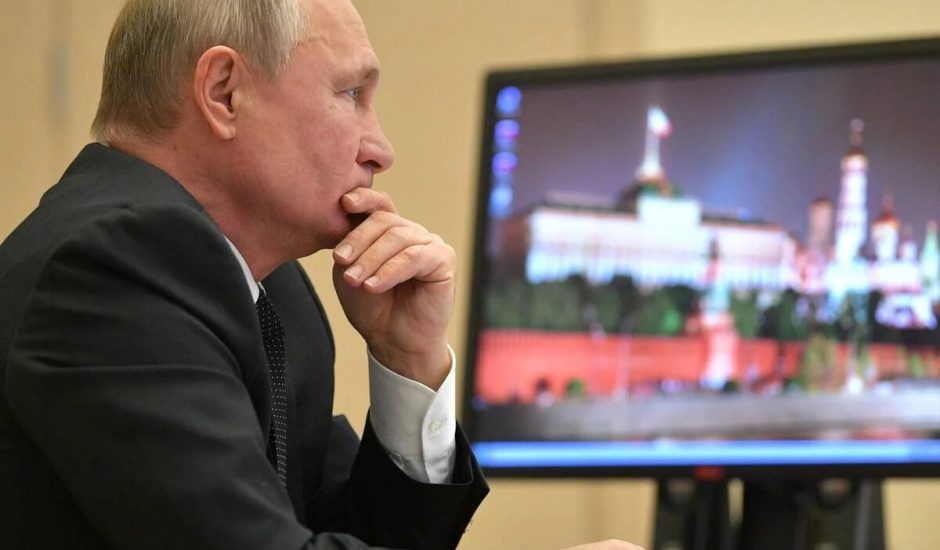 Valdimir Poutine derrière un ordinateur