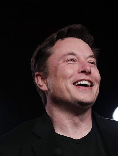 Portrait d'Elon Musk en train de sourire.