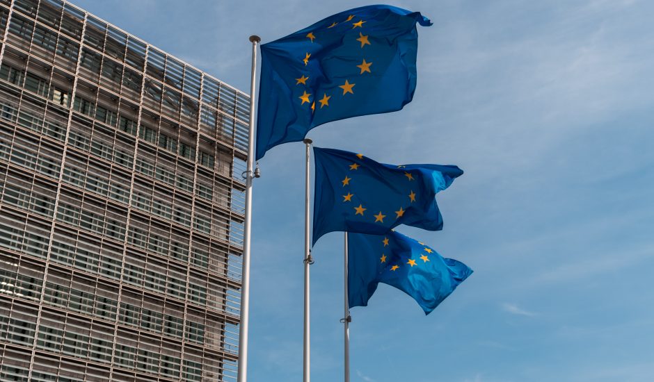 Des drapeaux européens flottent à Bruxelles.