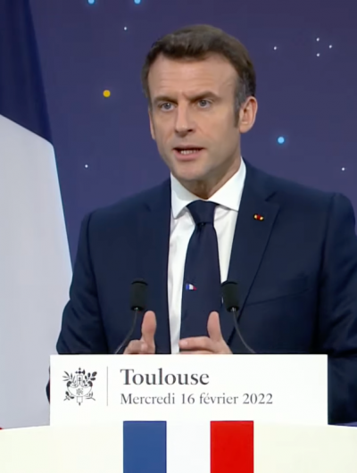 Emmanuel Macron discours devant drapeau français et européen